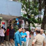 हडपसर हाऊसिंग सोसायटीने रस्ता खोदाईला वीजपुरवठा खंडित केल्याचा ठपका ठेवत पोलिसांकडे धाव घेतली