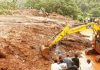 पुण्यात घरावर दरड कोसळल्याने कुटुंब अडकल्याची भीती; बचाव कार्य सुरू | पुणे बातम्या