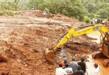 पुण्यात घरावर दरड कोसळल्याने कुटुंब अडकल्याची भीती; बचाव कार्य सुरू | पुणे बातम्या