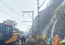 ढिगाऱ्यांमुळे दुसऱ्या दिवशीही गाड्या ठप्प, प्रवासी अनिश्चिततेने ग्रासले